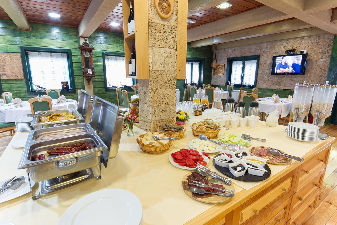 Hotel & Resort Gacka Мойковац Екстериор снимка